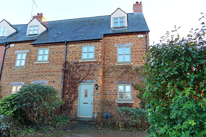 3 Bedroom Town House For Sale In Bloxham Court, Bloxham, OX15