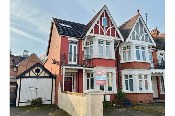 1 Bedroom Flat To Rent In Whitefriars Crescent, Westcliff-on-Sea, Essex, SS0
