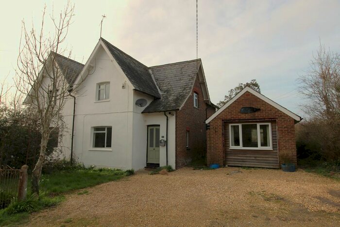 4 Bedroom Semi-Detached House To Rent In Park Farm Cottages, Brighton, BN45