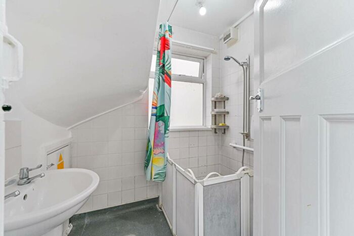 3 Bedroom Terraced House For Sale In Thornton Road, Croydon, CR0