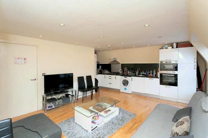 2 Bedroom Flat To Rent In Flat Brunel Court, Aldenham Road, Watford, Herts, WD19