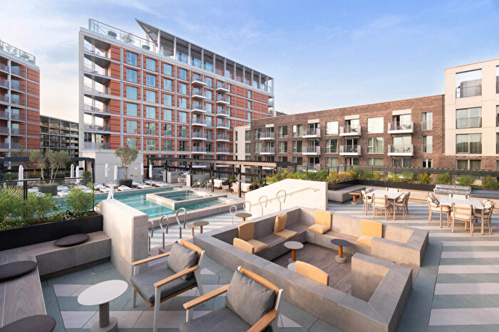 Flat To Rent In Bloom East, Nine Elms Ln, Nine Elms, London, SW11