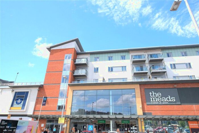 2 Bedroom Flat To Rent In Queensmead, Farnborough, Hampshire, GU14