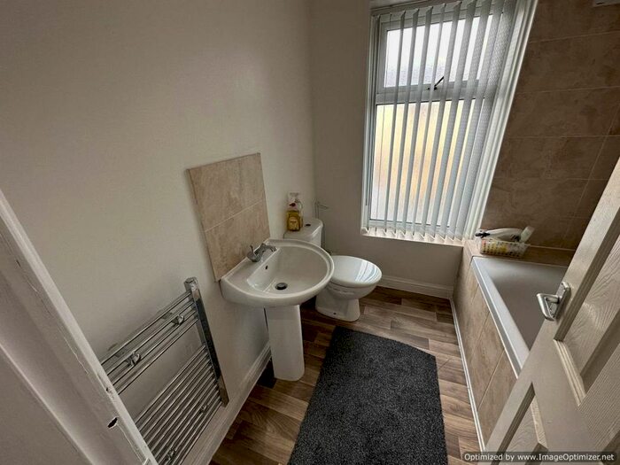 1 Bedroom Flat To Rent In Baker Street, Lindley, Huddersfield, West Yorkshire, HD3