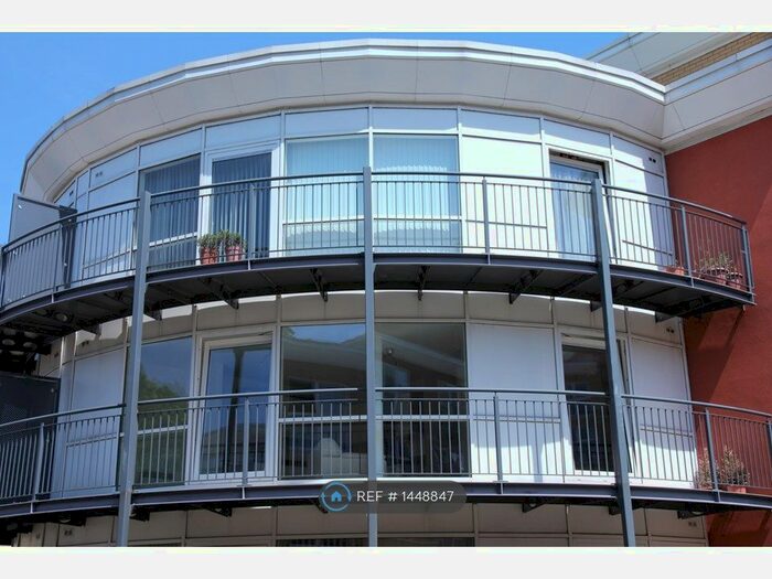 1 Bedroom Flat To Rent In Monarch Way, Ilford, IG2