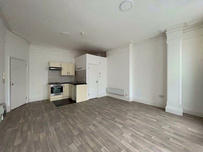 Studio To Rent In York Avenue -, P12