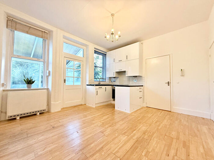 1 Bedroom Apartment For Sale In Sea Road, Boscombe, Bournemouth, BH5