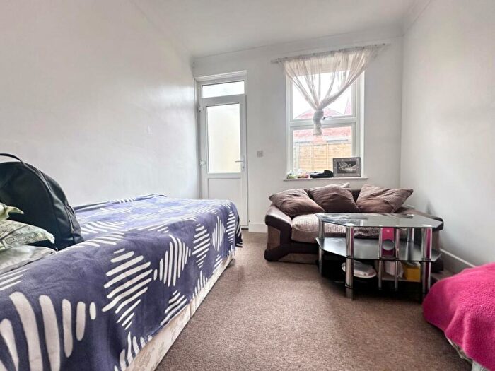 2 Bedroom Flat For Sale In Crescent Street, Weymouth, DT4