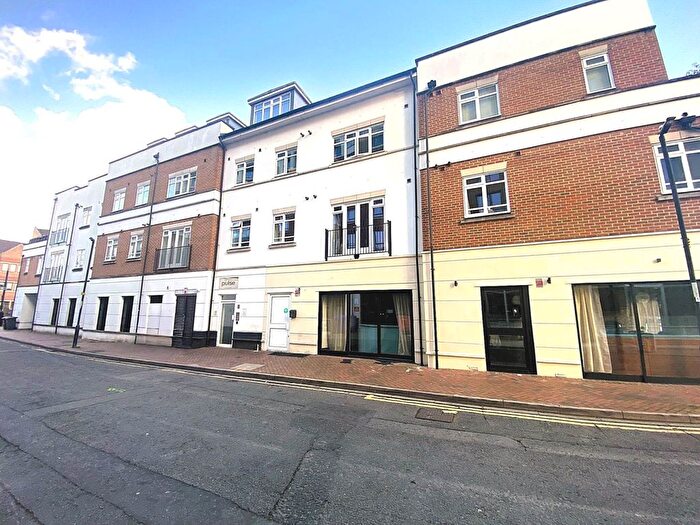 2 Bedroom Flat To Rent In Crown Lane, Maidenhead, SL6
