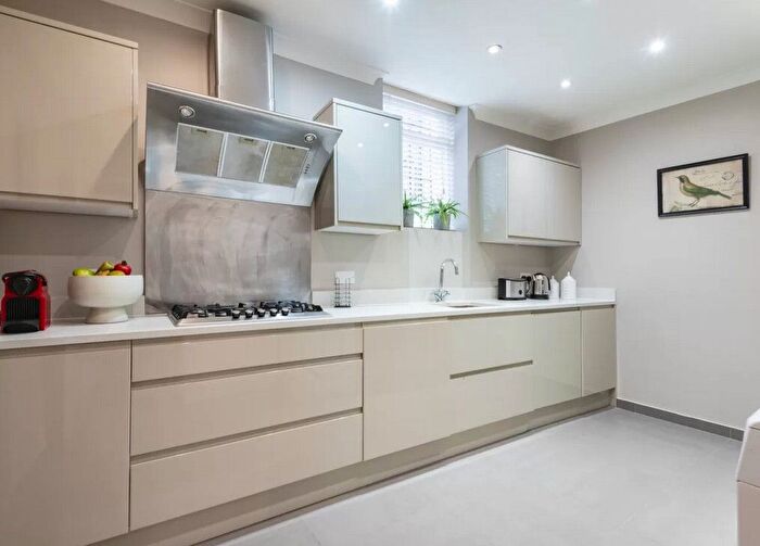 3 Bedroom Flat To Rent In Fitzjohns Avenue, Hampstead, London, NW3