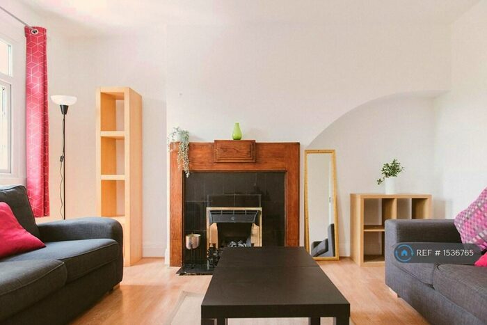 3 Bedroom Flat To Rent In Sherard Mansions, London, SE9