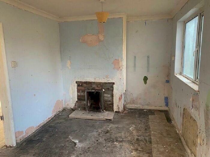 3 Bedroom SemiDetached House For Sale In Hedd Aberth, Seven Sisters