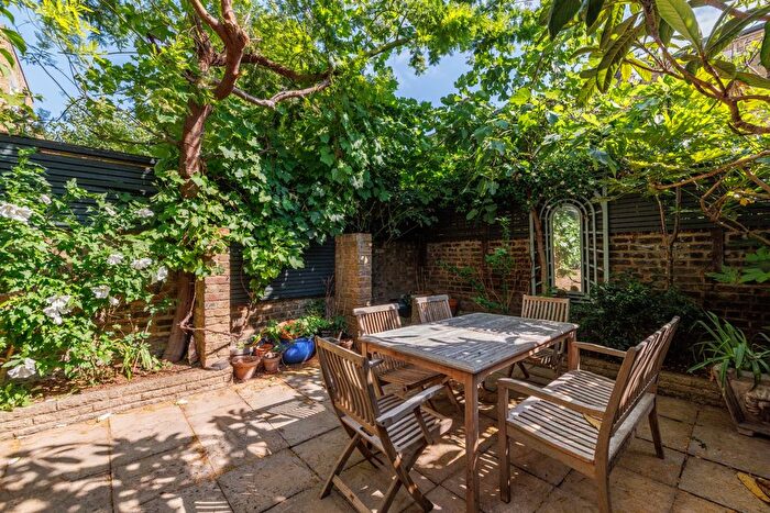 2 Bedroom Flat For Sale In Radipole Road, Parsons Green, SW6