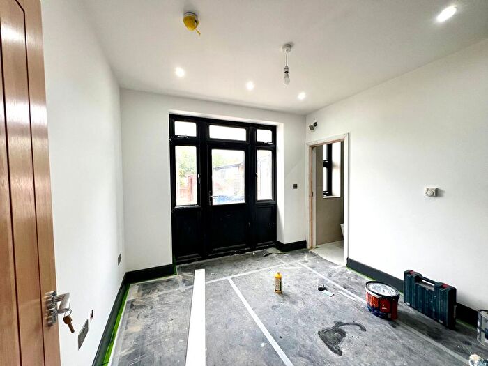 6 Bedroom Semi-Detached House To Rent In East Avenue, Southall, UB1