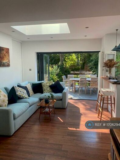 3 Bedroom Maisonette To Rent In Tollington Park, London, N4