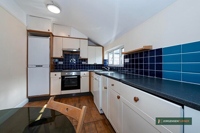 4 Bedroom Flat To Rent In Walm Lane, London, NW2