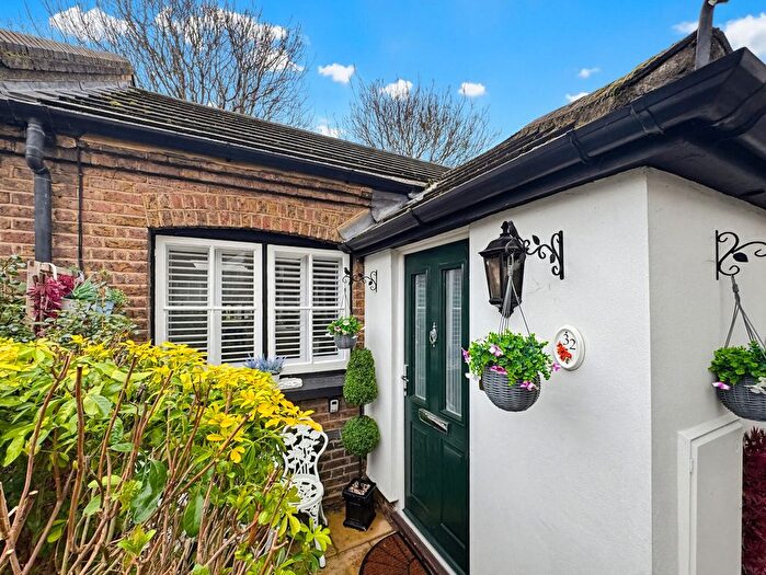 1 Bedroom Bungalow For Sale In Cambridge Road, Southend-On-Sea, SS1