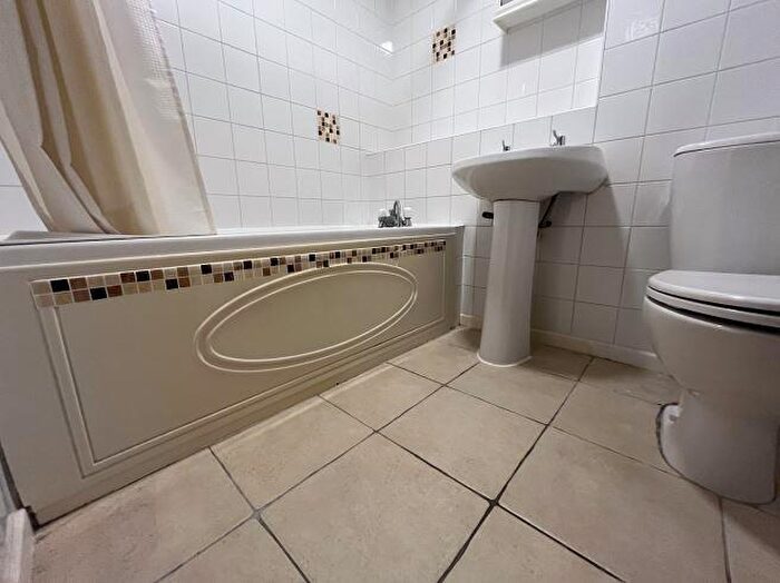 1 Bedroom Flat To Rent In Woking, Surrey, GU22