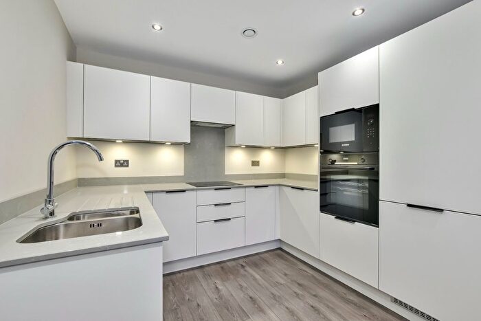 1 Bedroom Flat For Sale In Junction Court, Station Road, Watford, Hertfordshire, WD17