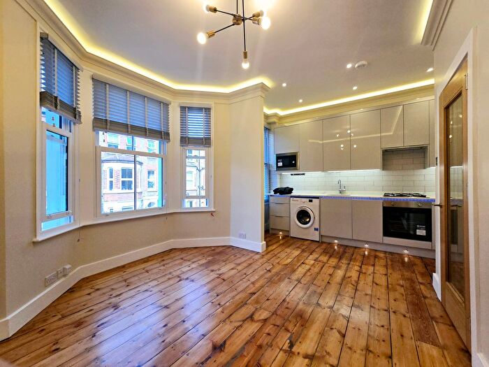 2 Bedroom Flat To Rent In Rita Road, Vauxhall, SW8