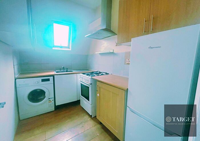 2 Bedroom Duplex To Rent In Bowes Road, London, N13