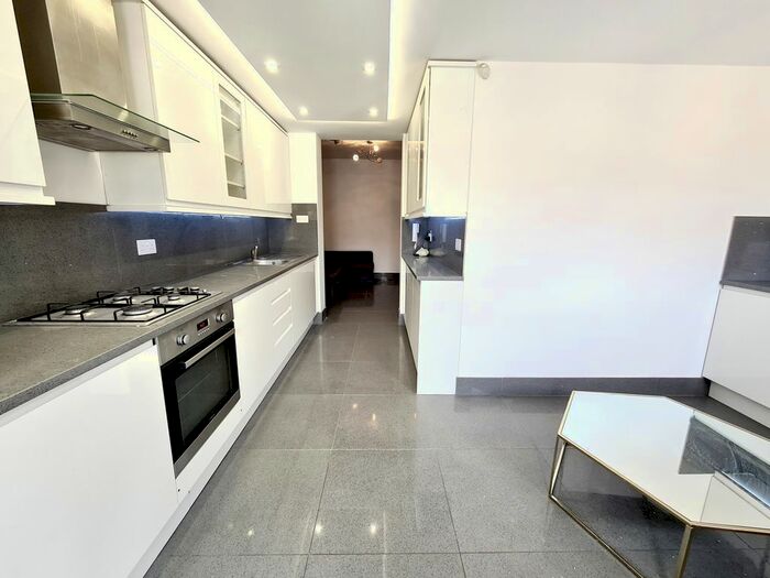 3 Bedroom Flat To Rent In Harringay Road, Harringay, N15