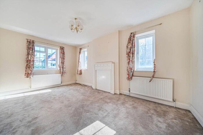3 Bedroom Flat To Rent In Beechcroft Court, Golders Green, London, NW11