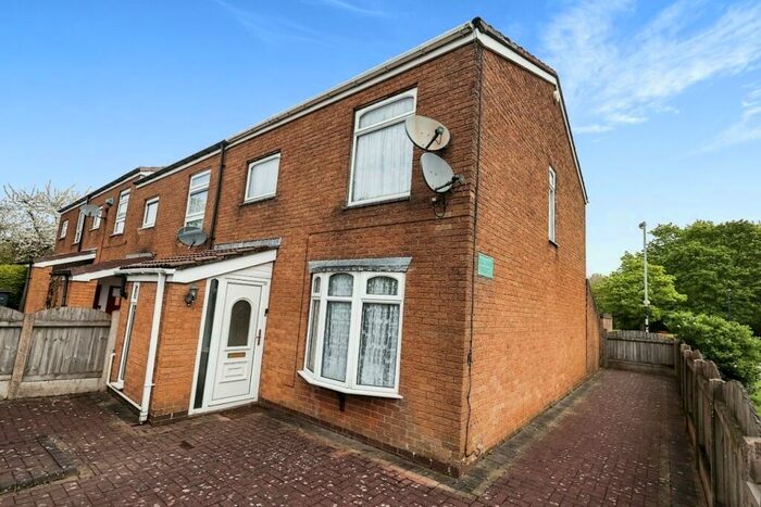 3 Bedroom End Of Terrace House For Sale In Dover Close, Birmingham, B32