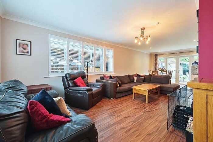 4 Bedroom Detached House For Sale In Newlands Way, Broadstone, BH18