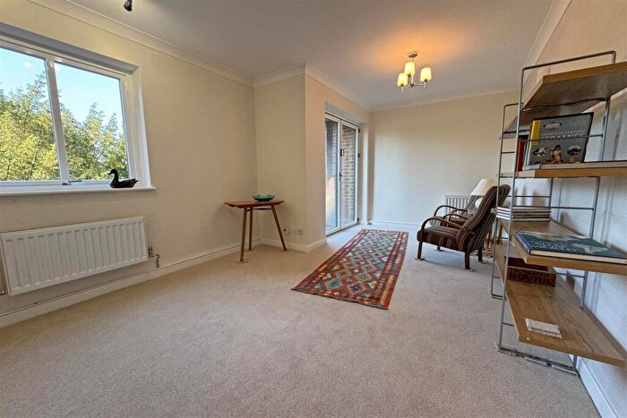 2 Bedroom Flat For Sale In Godalming, GU7