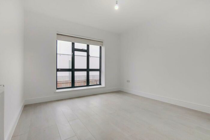 4 Bedroom House To Rent In Carefree Close, Romford, RM5