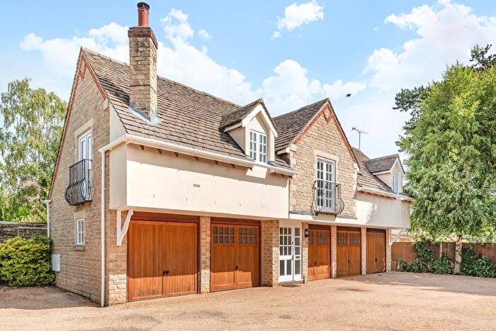 2 Bedroom Property To Rent In Oakfield Place, Witney, OX28