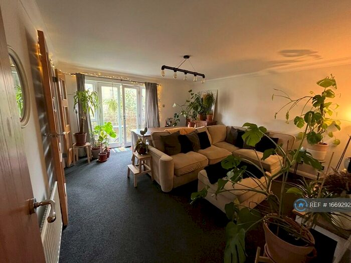 2 Bedroom Flat To Rent In Green Lanes, London, N4