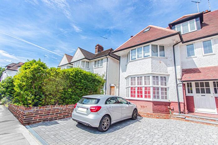 1 Bedroom Flat To Rent In Hoop Lane, Golders Green, NW11