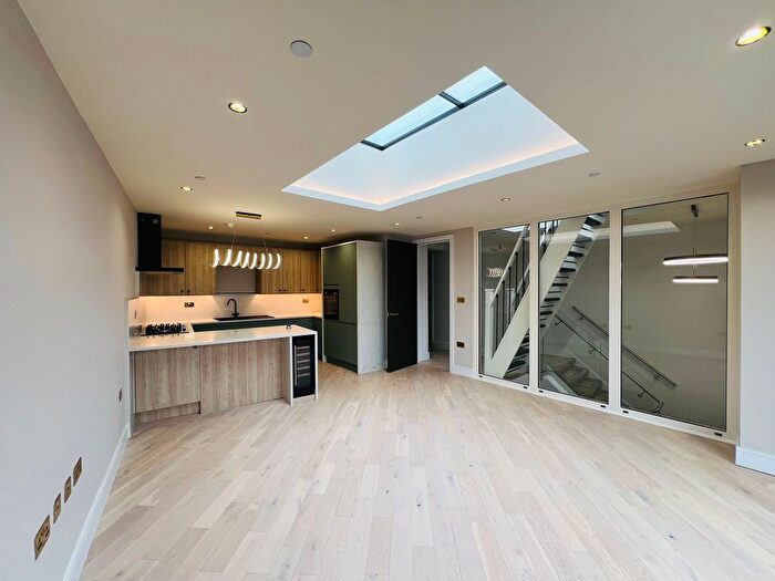 2 Bedroom Flat For Sale In Rye Lane, London, SE15