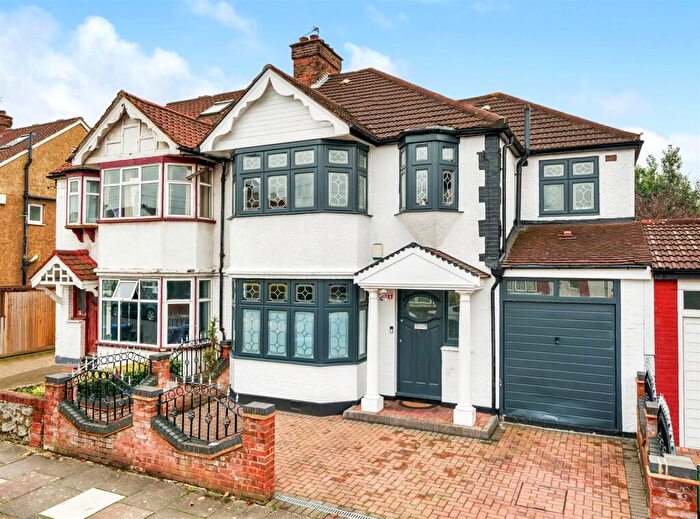 5 Bedroom Semi-Detached House For Sale In Fleetwood Road, London, NW10