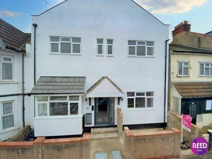 2 Bedroom Flat To Rent In Westborough Road, Westcliff On Sea, SS0
