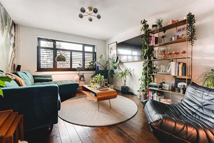 3 Bedroom House For Sale In Coniston Walk, Hackney, E9