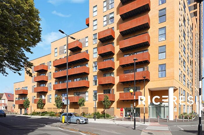 2 Bedroom Flat To Rent In East Acton Lane, London, W3