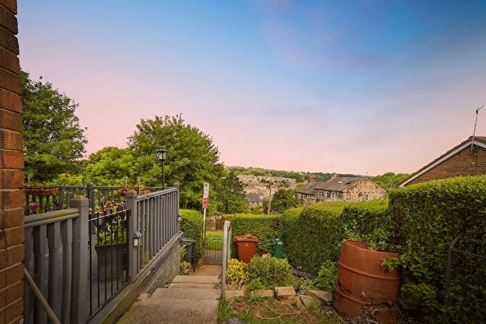 3 Bedroom Semi-detached House For Sale In Half Mile Lane, Leeds, LS13