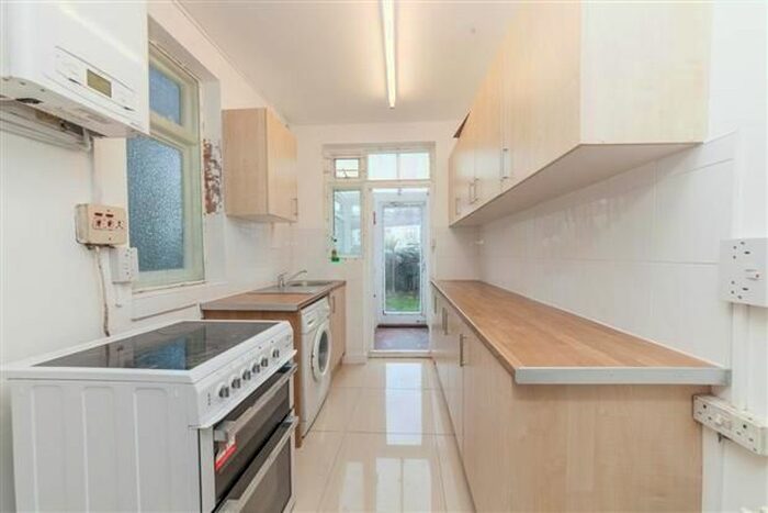 4 Bedroom Semi-Detached House To Rent In Kirkstall Road, Streatham Hill SW2