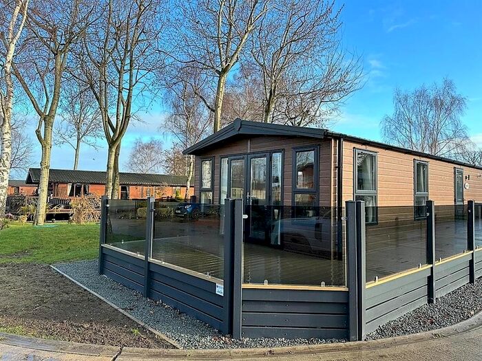 2 Bedroom Mobile/park Home For Sale In Cliffe Country Lodges, Cliffe Common, Selby, YO8