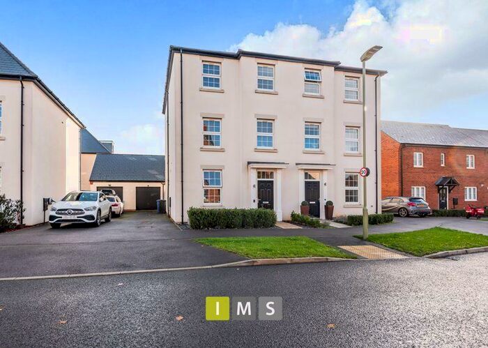 3 Bedroom Semi-Detached House To Rent In Wellington Road, Bicester, OX25