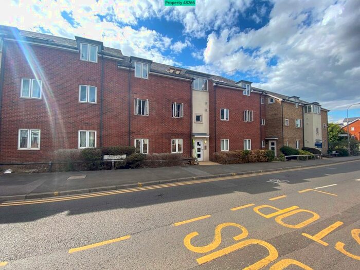 2 Bedroom Apartment To Rent In Hieatt Close, Mount Pleasant, Reading, RG1