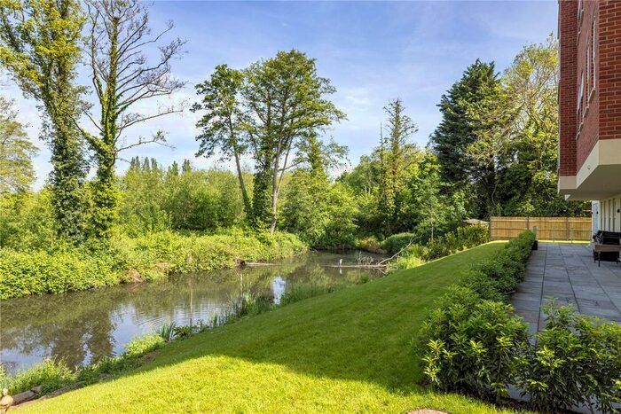 1 Bedroom Flat For Sale In Jubilee Gardens, Weybridge, Surrey, KT13