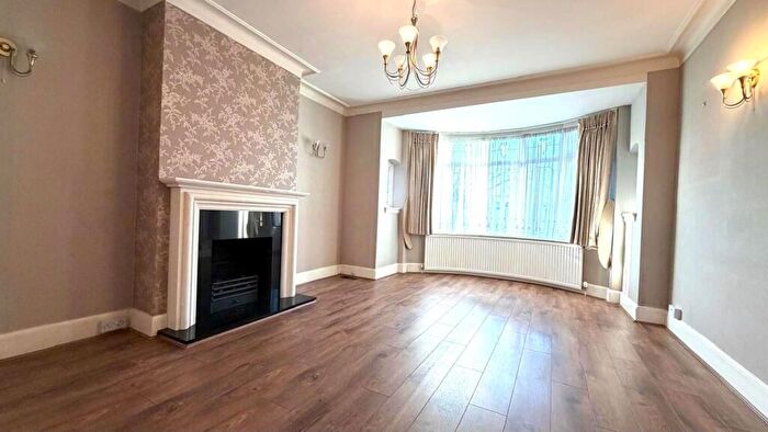 3 Bedroom Parking To Rent In Northwood Gardens, Ilford, IG5
