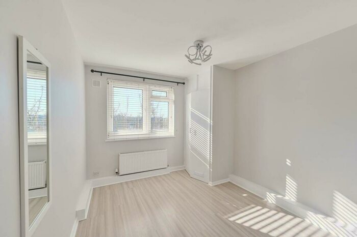 3 Bedroom Flat To Rent In Hydethorpe Road, Balham, London, SW12