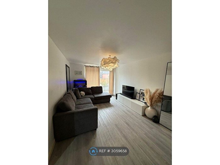 2 Bedroom Flat To Rent In Hudson House, Epsom, KT19