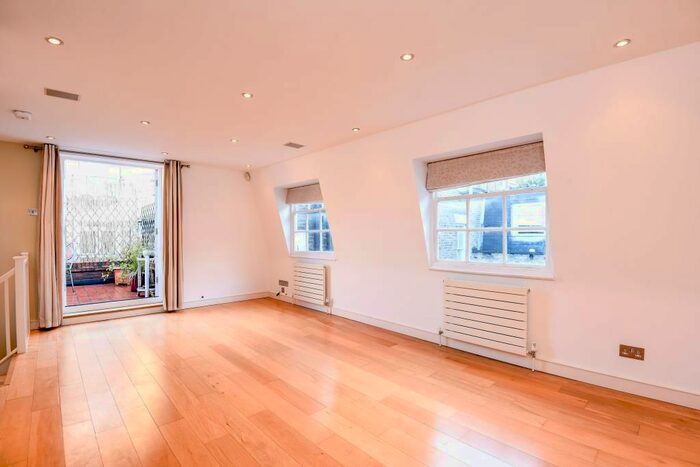 3 Bedroom Town House To Rent In Hereford Mews, Notting Hill, W2