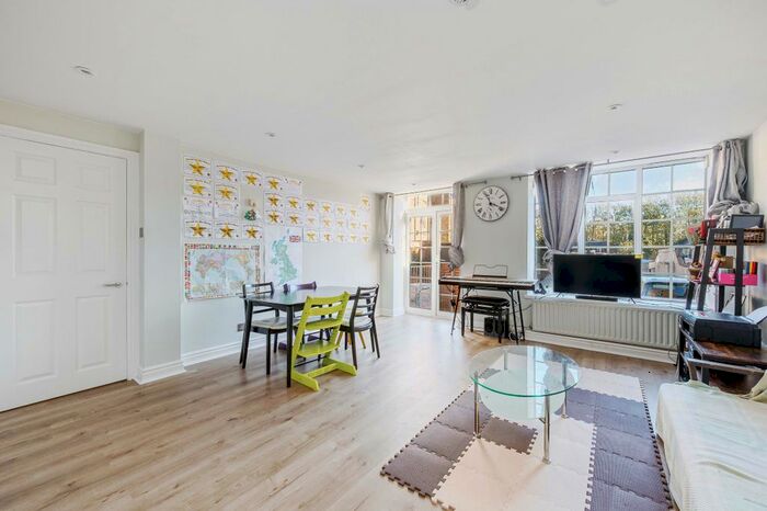 3 Bedroom Flat To Rent In Melville Villas Road, London, W3